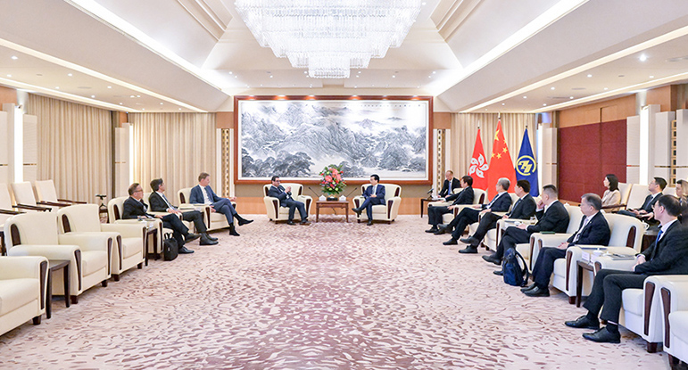 缪建民会见地中海航运集团主席Diego Aponte一行